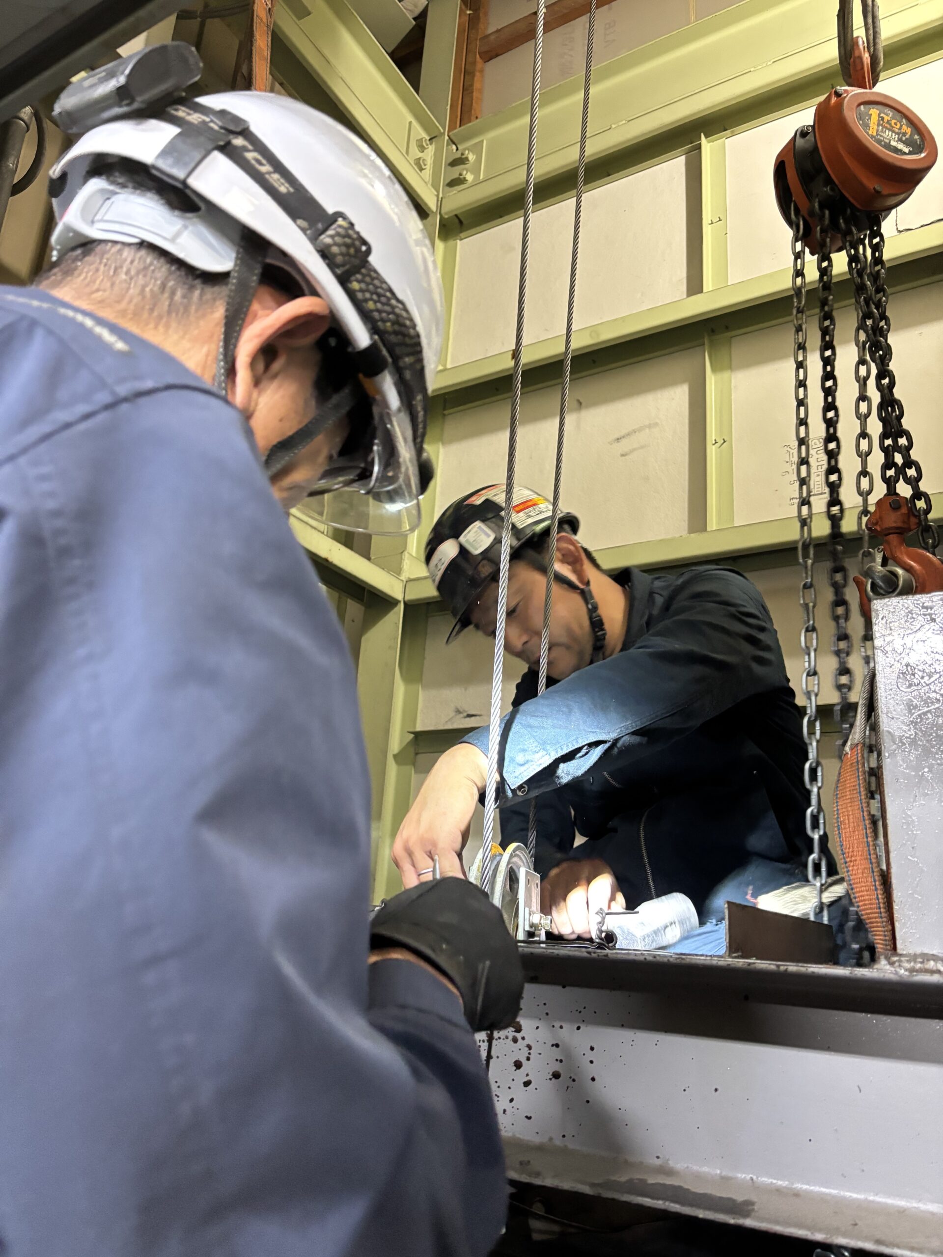 大阪市内企業（小荷物専用昇降機ワイヤー交換）の画像