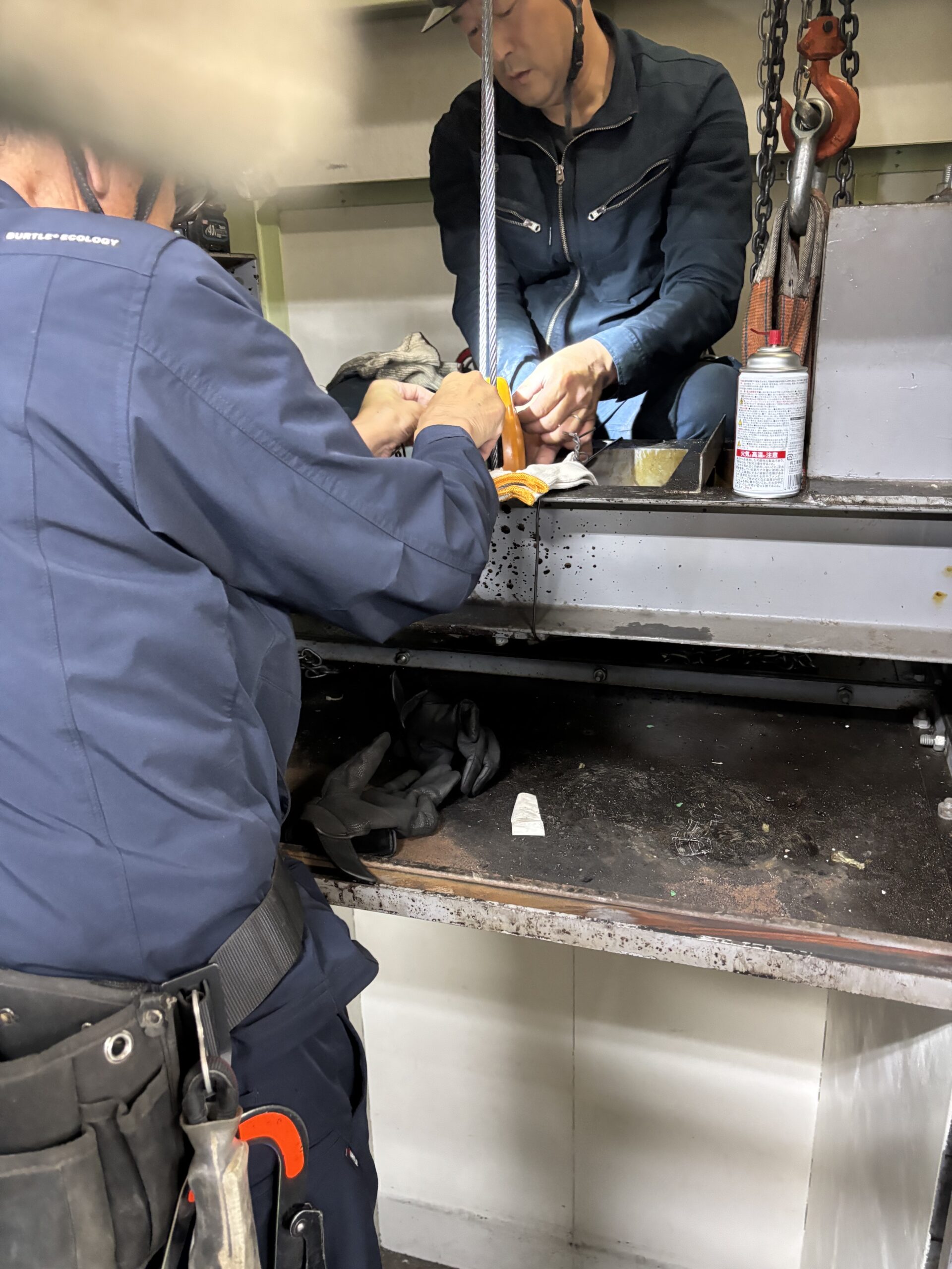 大阪市内企業（小荷物専用昇降機ワイヤー交換）の画像
